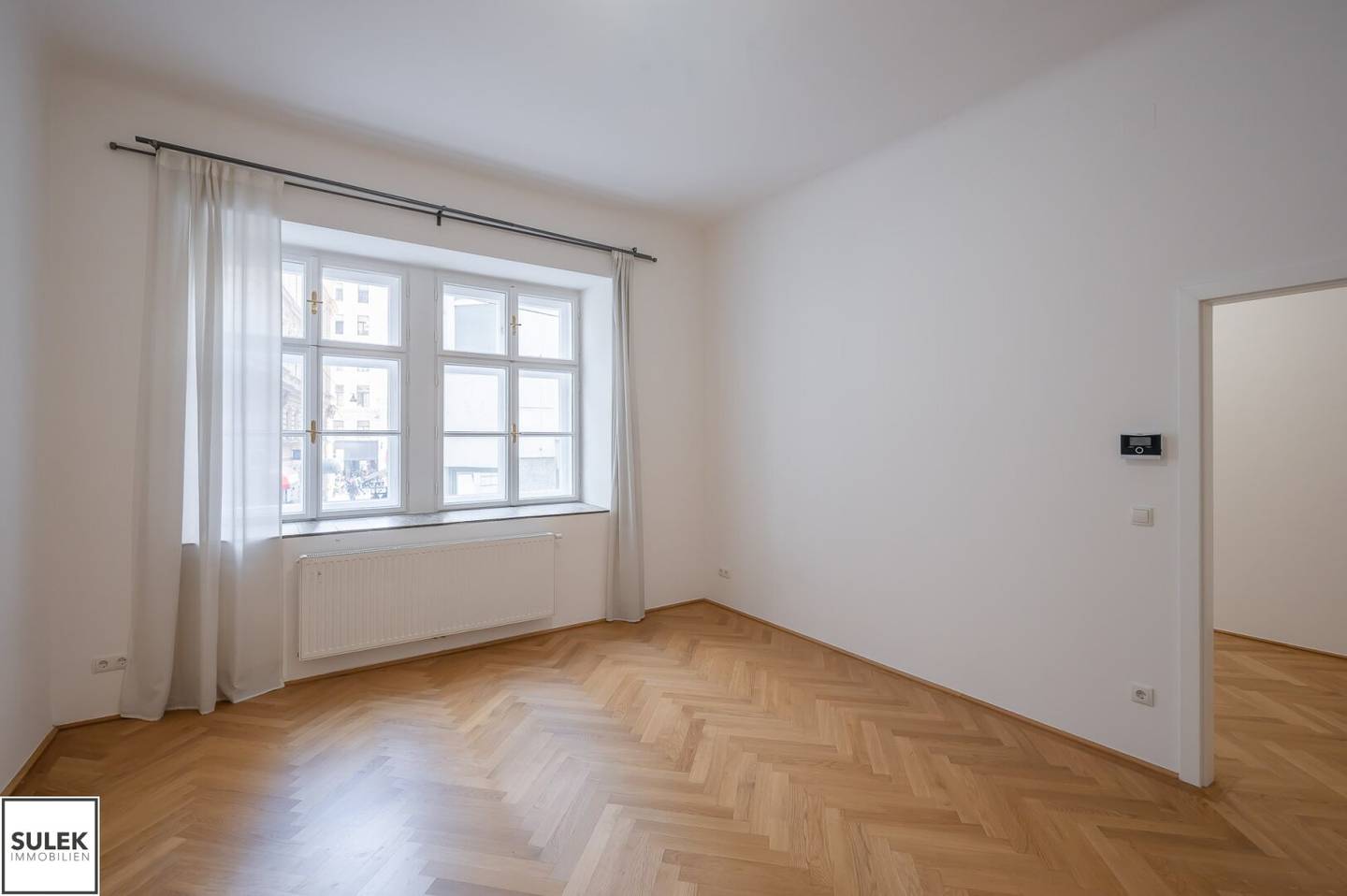 Kleeblattgasse 7: well-maintained 2-room historic apartment with separate kitchen in perfect city centre location (available immediately)
