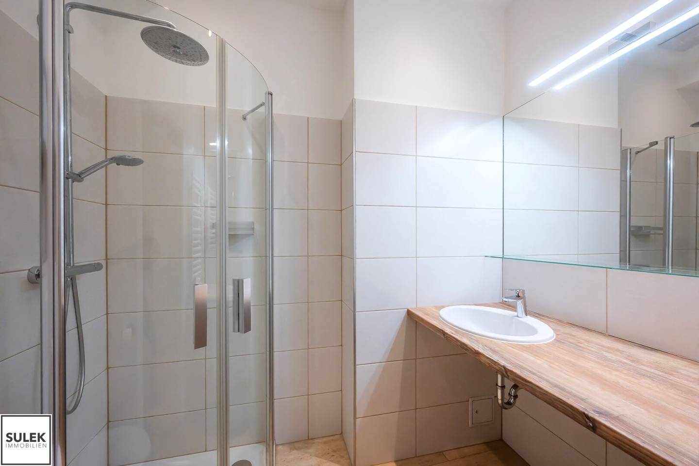 Kleeblattgasse 7: well-maintained 2-room historic apartment with separate kitchen in perfect city centre location (available immediately)