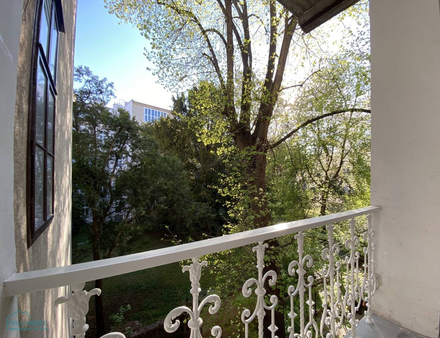 Beautiful renovated old building apartment with loggia
