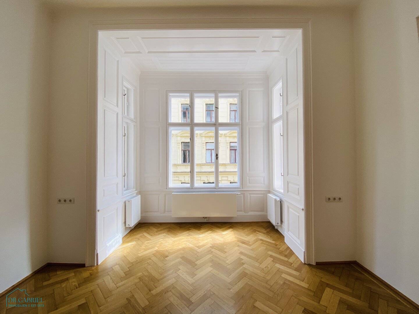 Beautiful renovated old building apartment with loggia