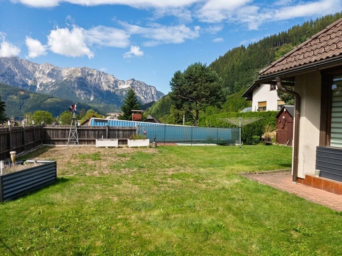 EINZIGARTIGES BUNGALOW-ENSEMBLE AM FUSSE DES ERZBERGS