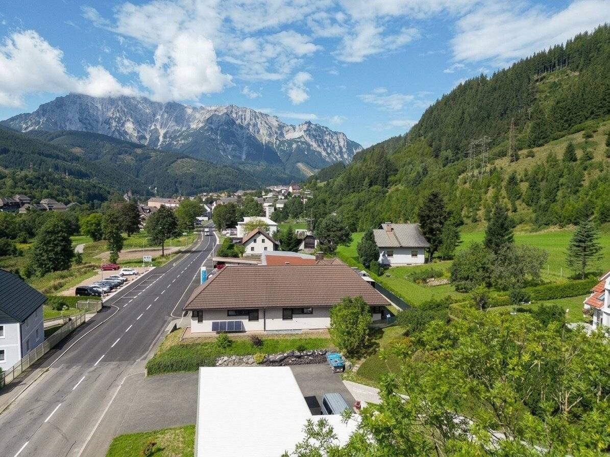 EINZIGARTIGES BUNGALOW-ENSEMBLE AM FUSSE DES ERZBERGS
