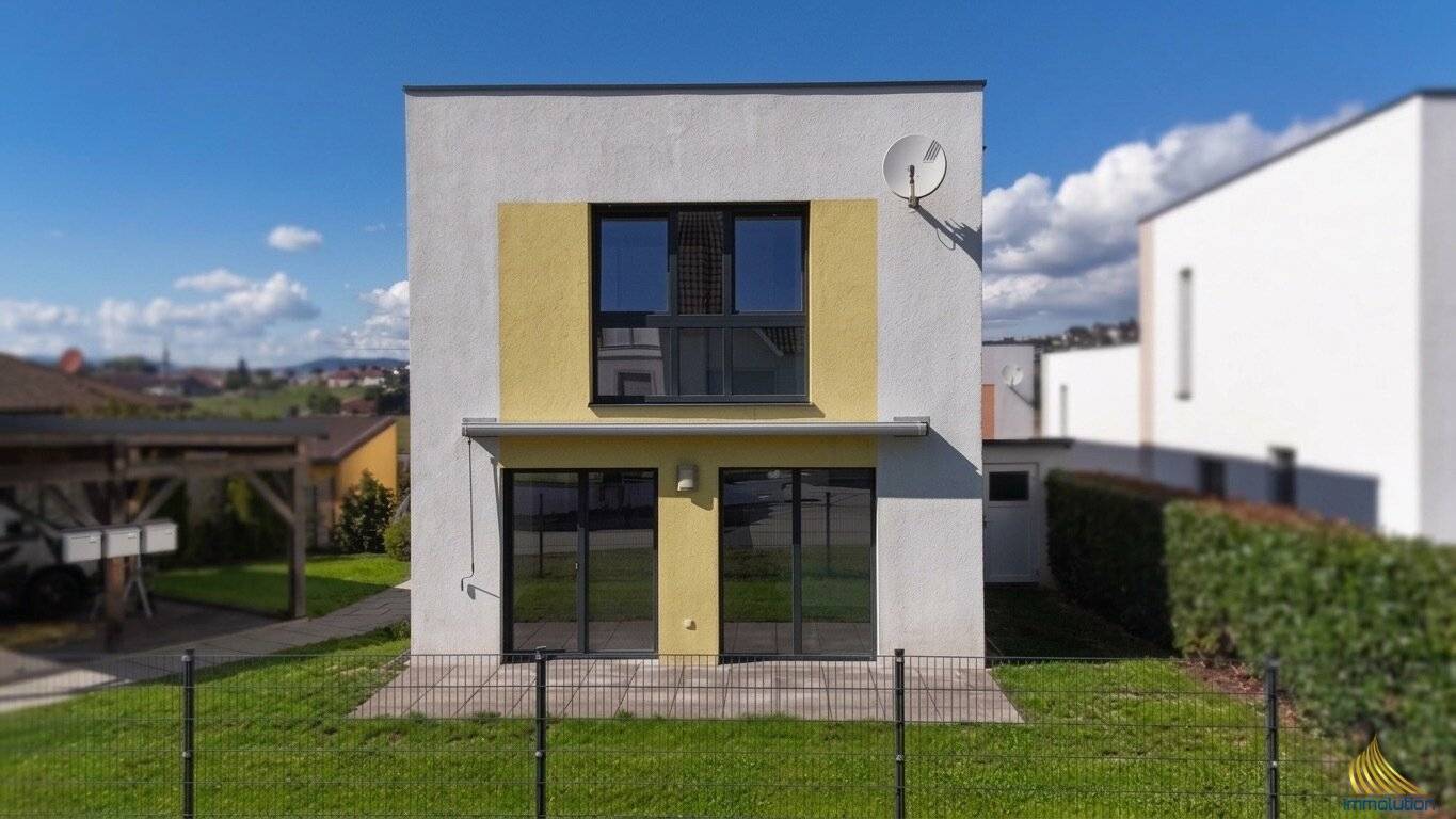 Helles Einfamilienhaus mit Terrasse und Garten