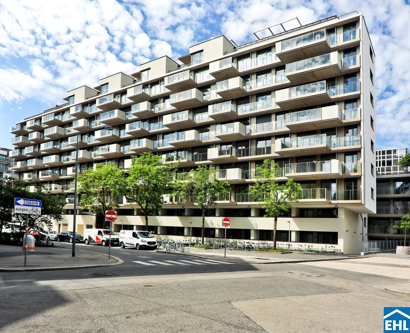 Living at the highest level in the desirable 9th district!