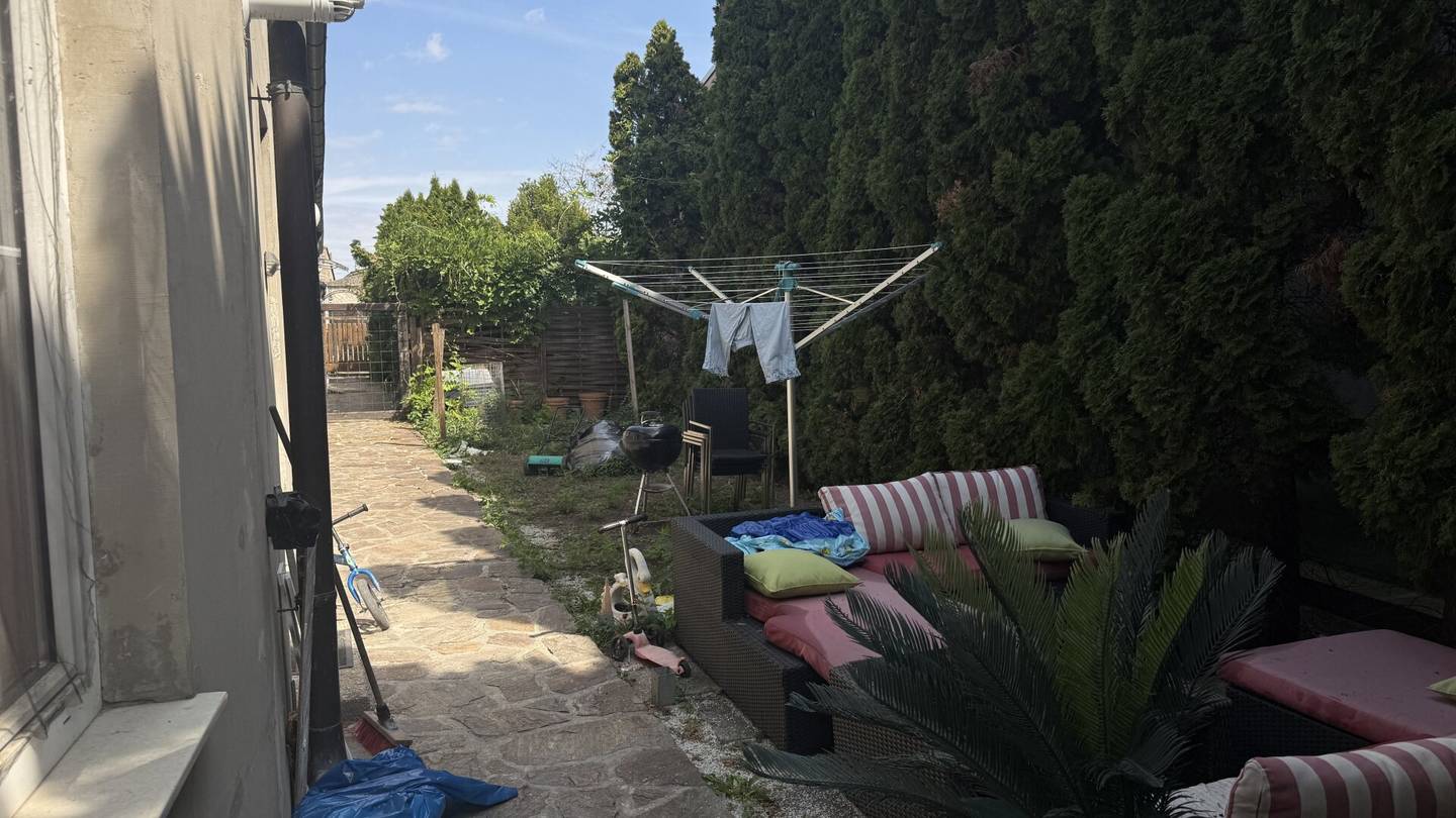 Two-family house in need of renovation on owner-occupied land with garden and two parking spaces on the property in Himberg near Vienna