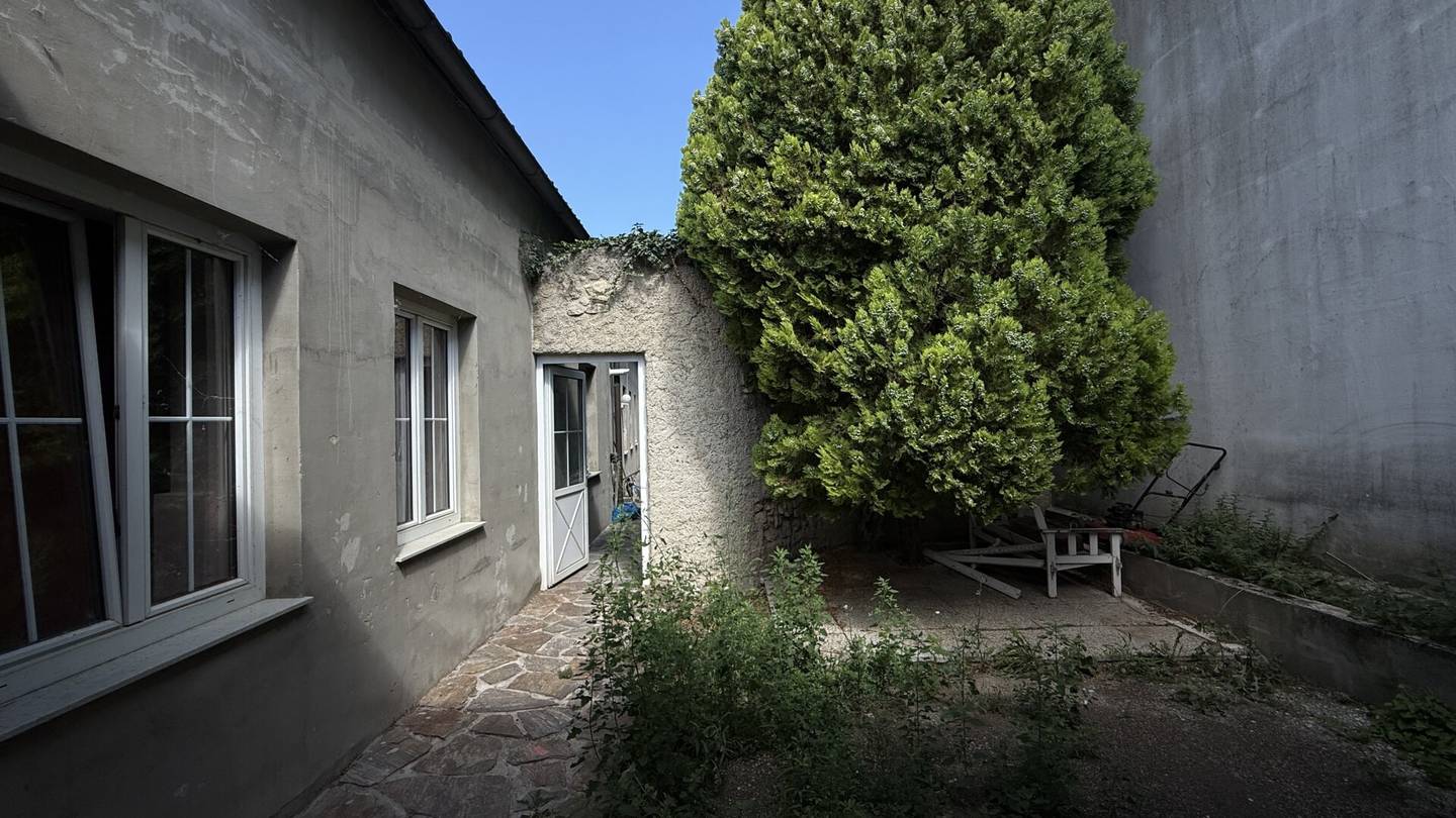 Two-family house in need of renovation on owner-occupied land with garden and two parking spaces on the property in Himberg near Vienna