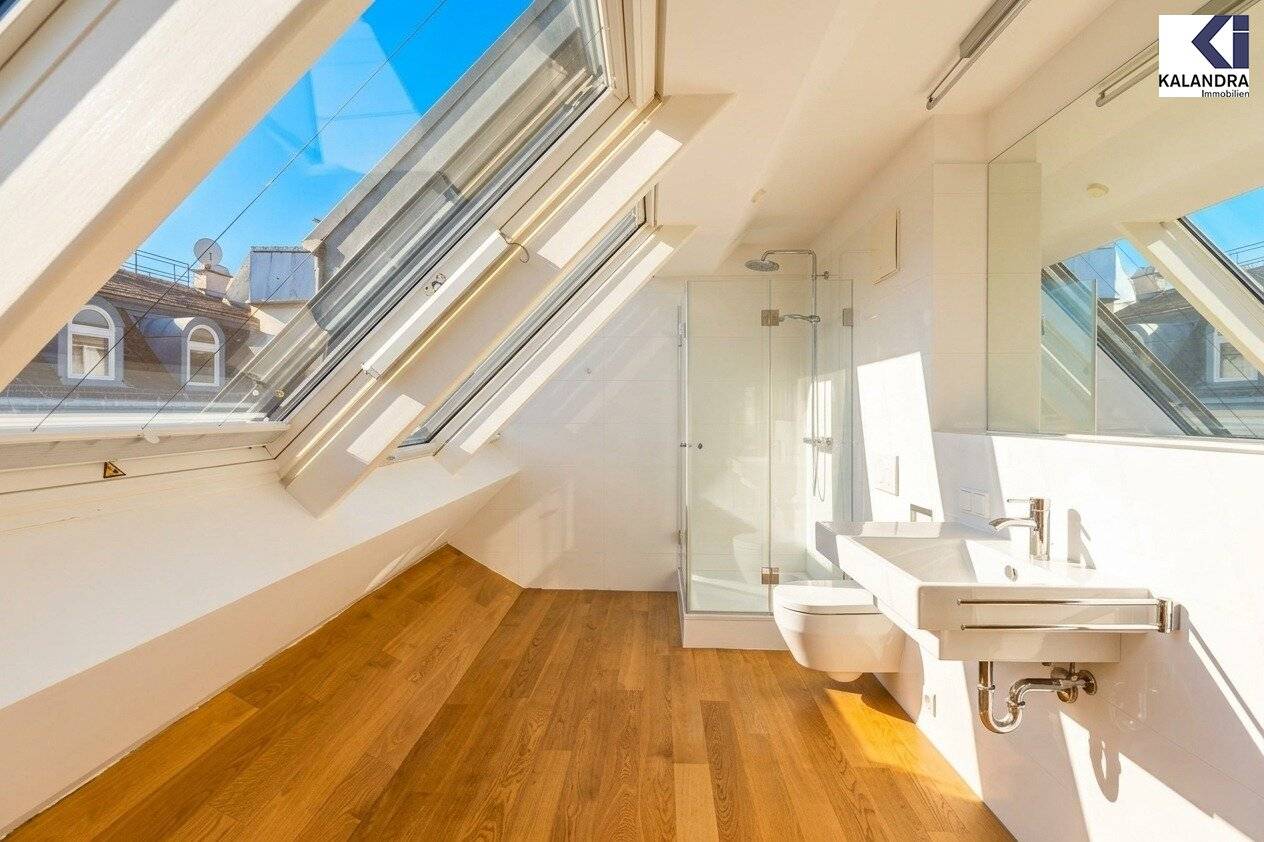 360° TOUR // PENTHOUSE APARTMENT near NASCHMARKT