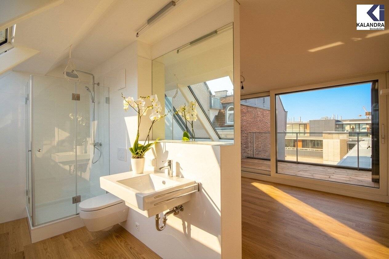 360° TOUR // PENTHOUSE APARTMENT near NASCHMARKT