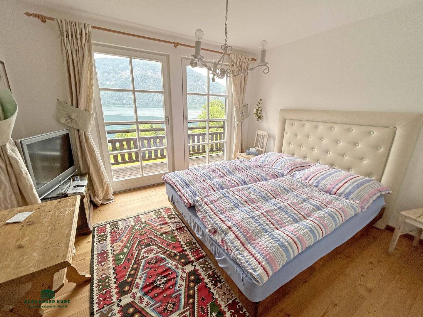 Ferienhaus mit Panoramablick und privatem Seezugang am Attersee