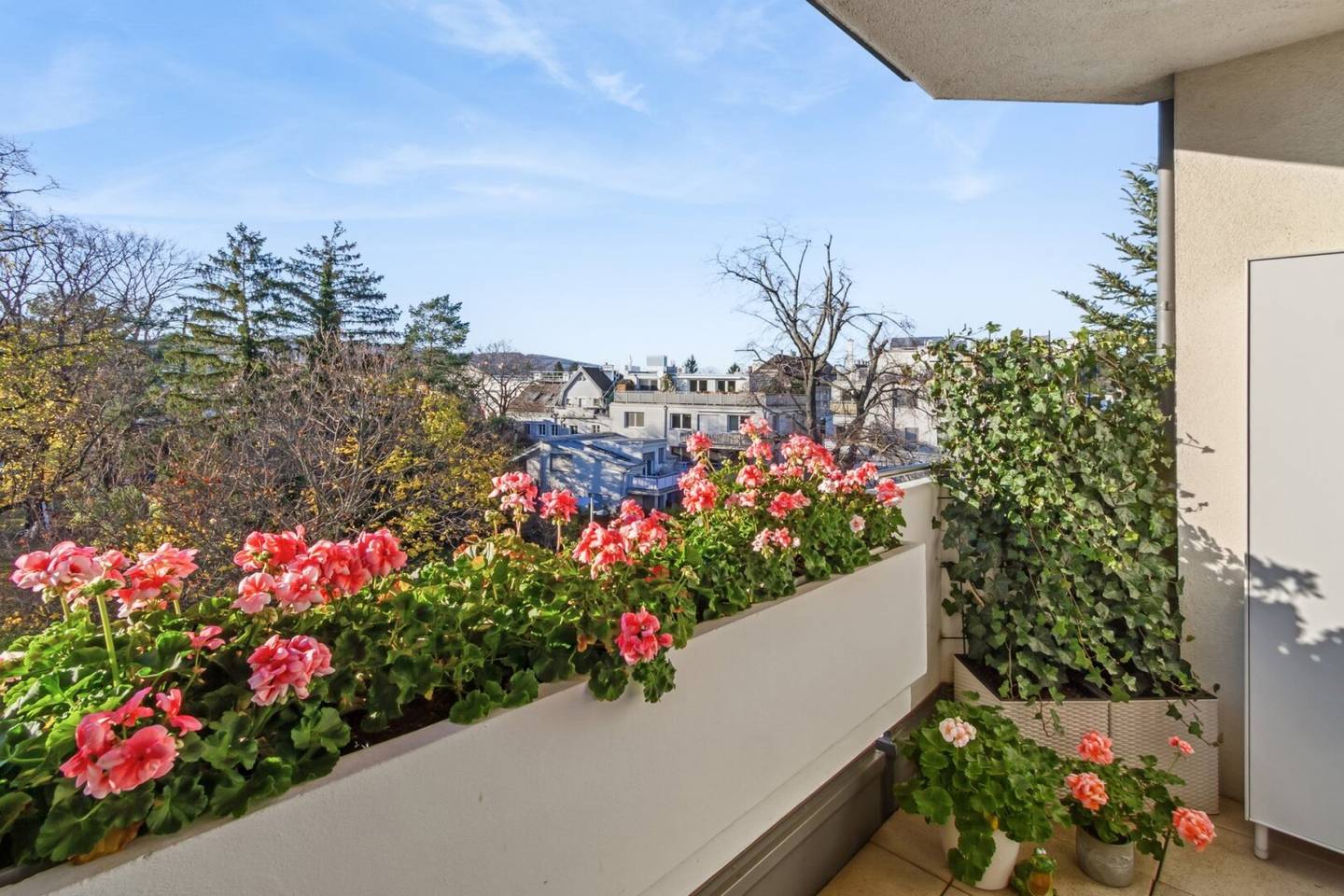 Investment apartment with lifelong right of residence: Stunning 4-room apartment with loggia and garden