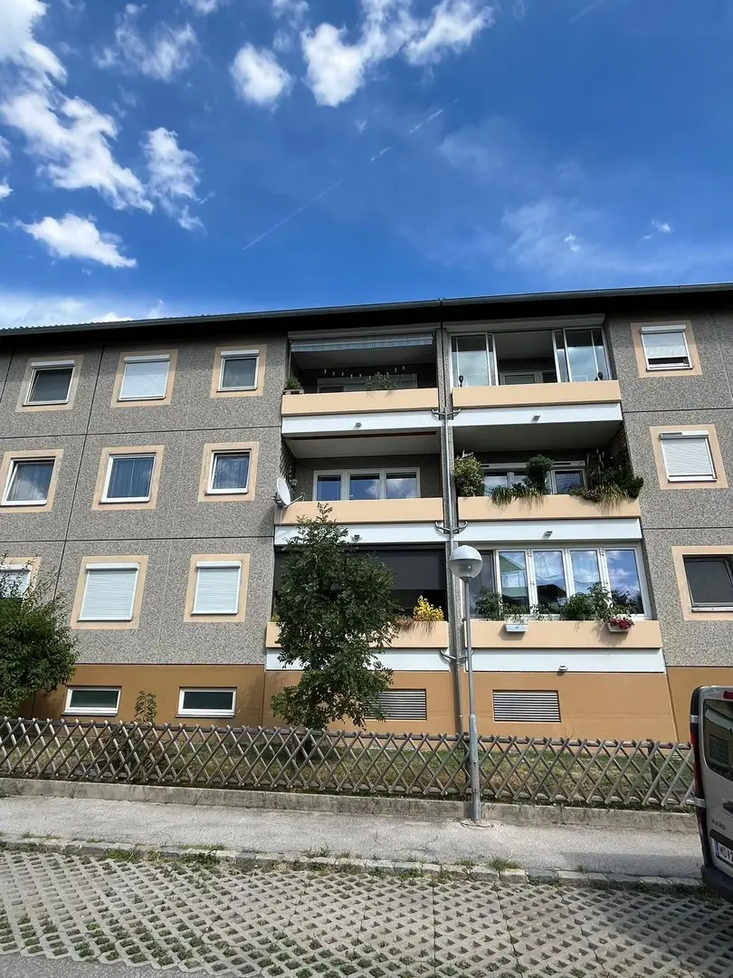 Modernisierte Wohnung mit Balkon und Garage