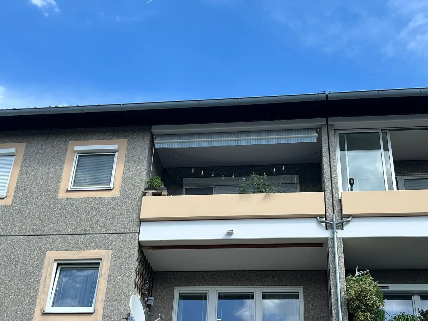 Modernisierte Wohnung mit Balkon und Garage