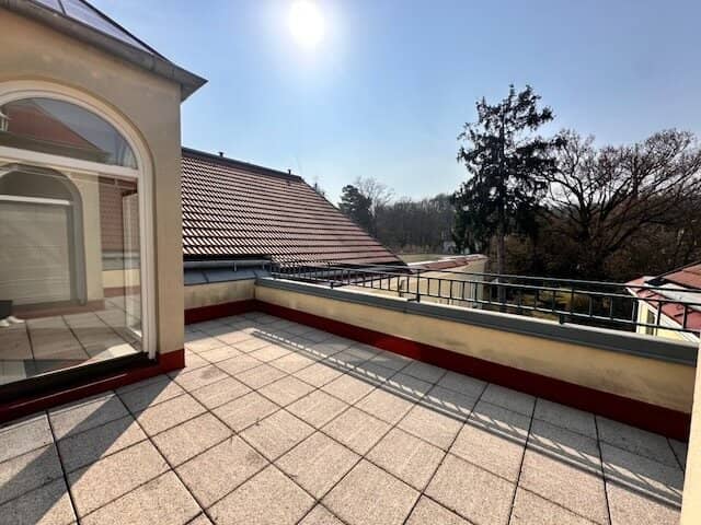 Stylish living: High-quality 4-room attic apartment in prime location with terraces