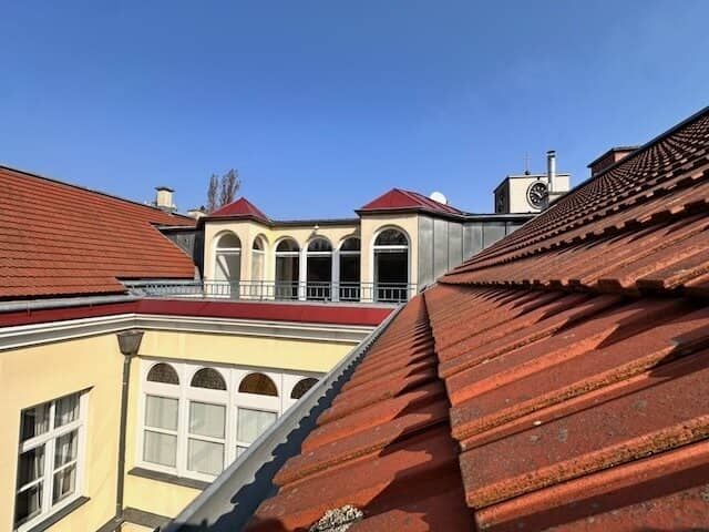 Stylish living: High-quality 4-room attic apartment in prime location with terraces
