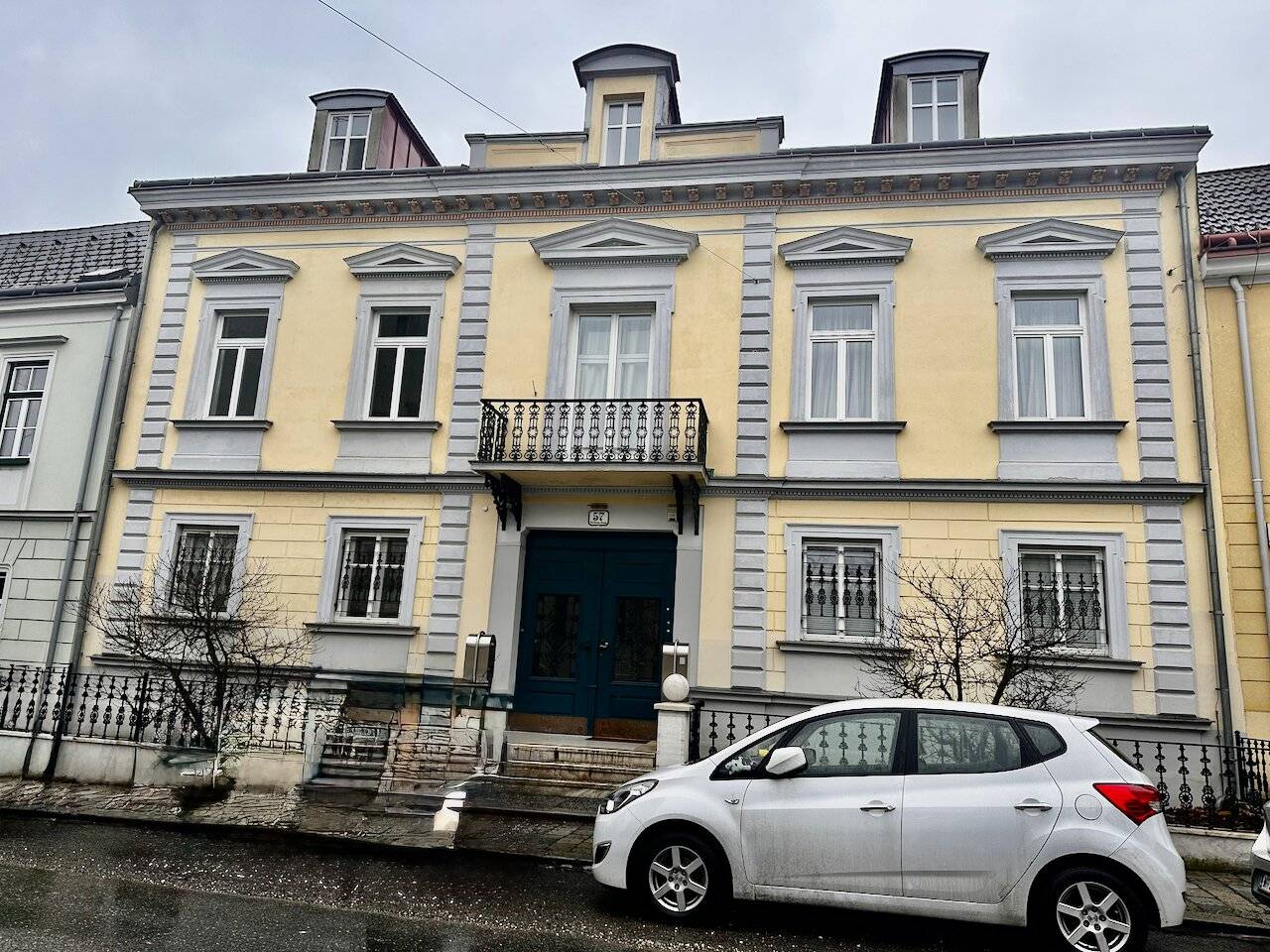 Stylish living: High-quality 4-room attic apartment in prime location with terraces