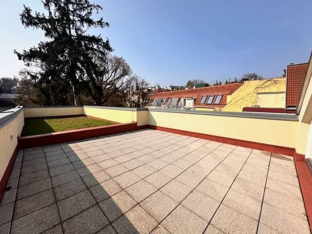 Stylish living: High-quality 4-room attic apartment in prime location with terraces