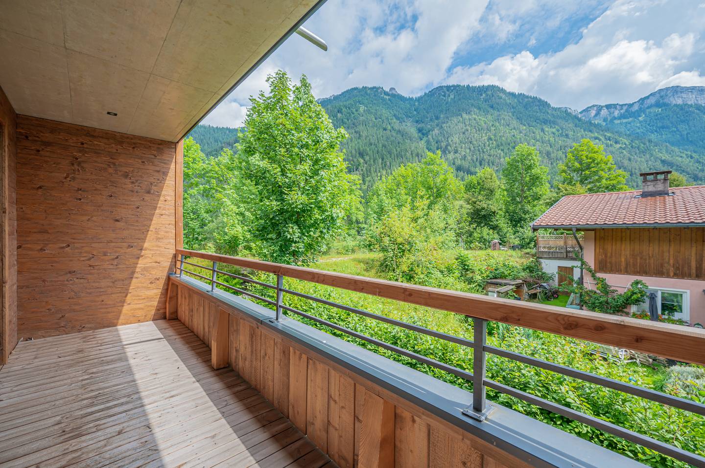 High quality apartment with sunny balcony and fireplace