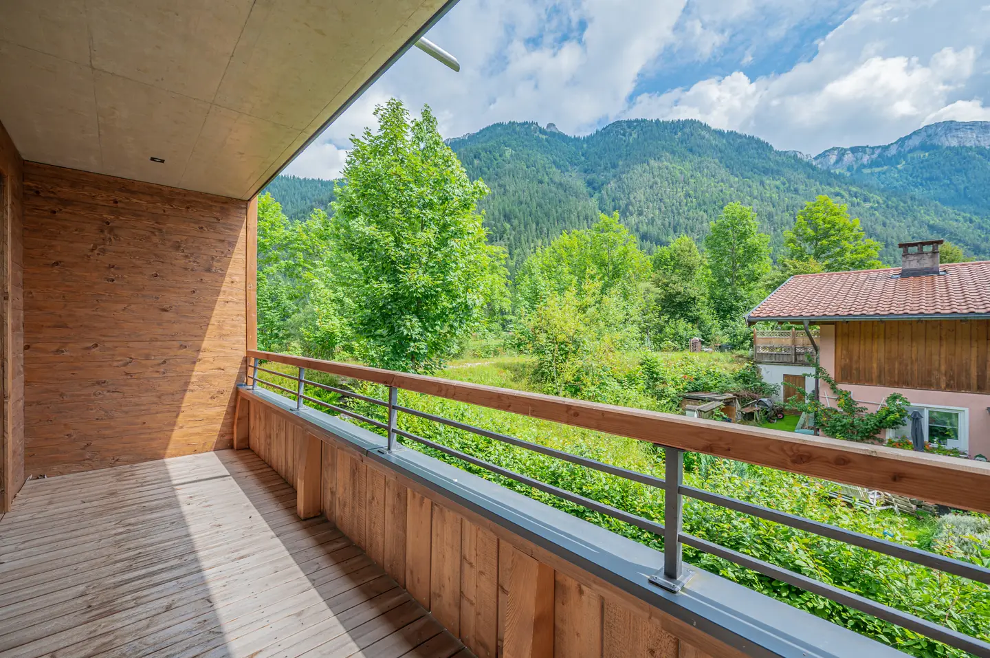 Hochwertige Wohnung mit sonnigem Balkon und Kamin