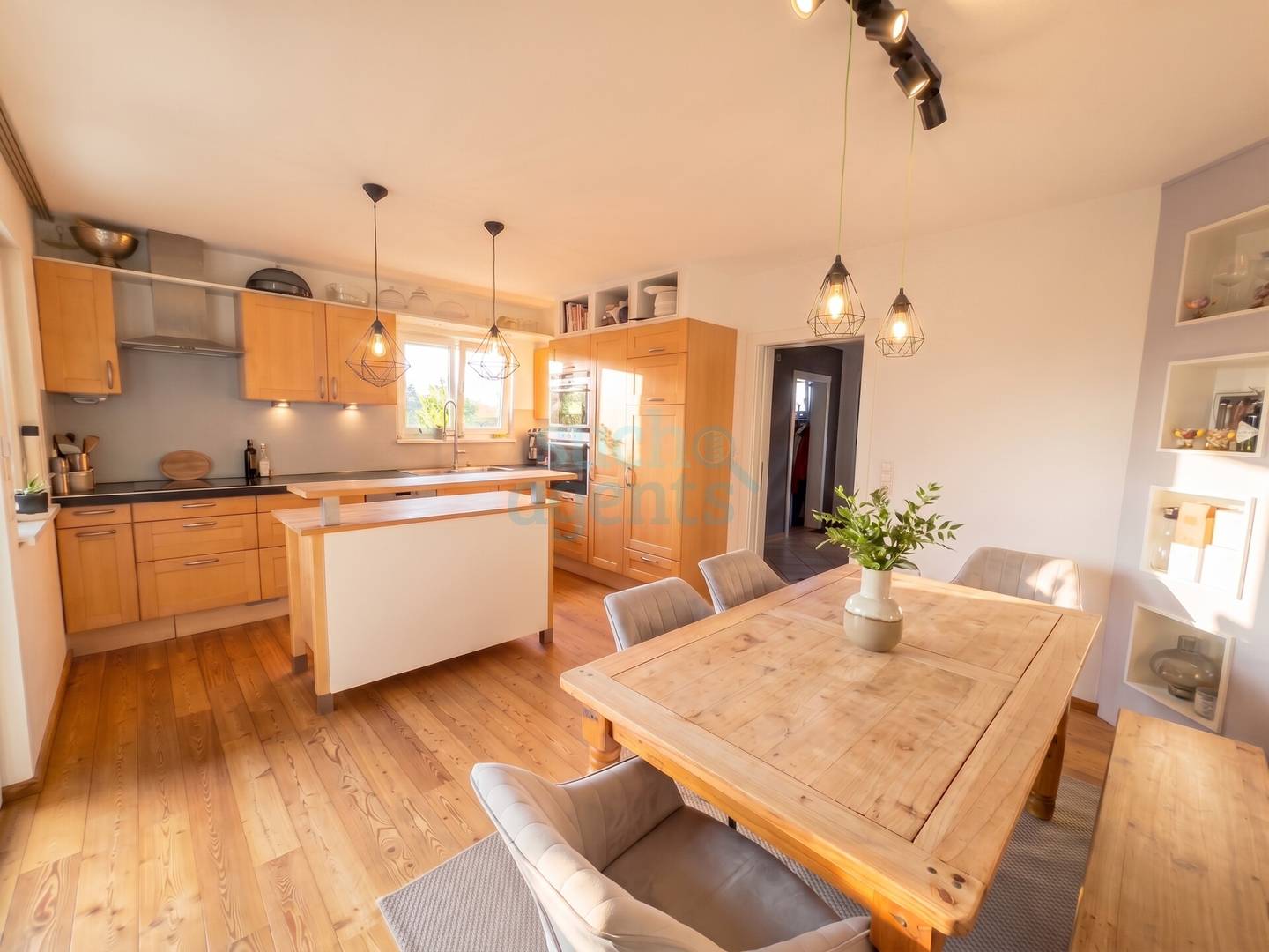 Sonnige Familienwohnung mit Pool und Garten