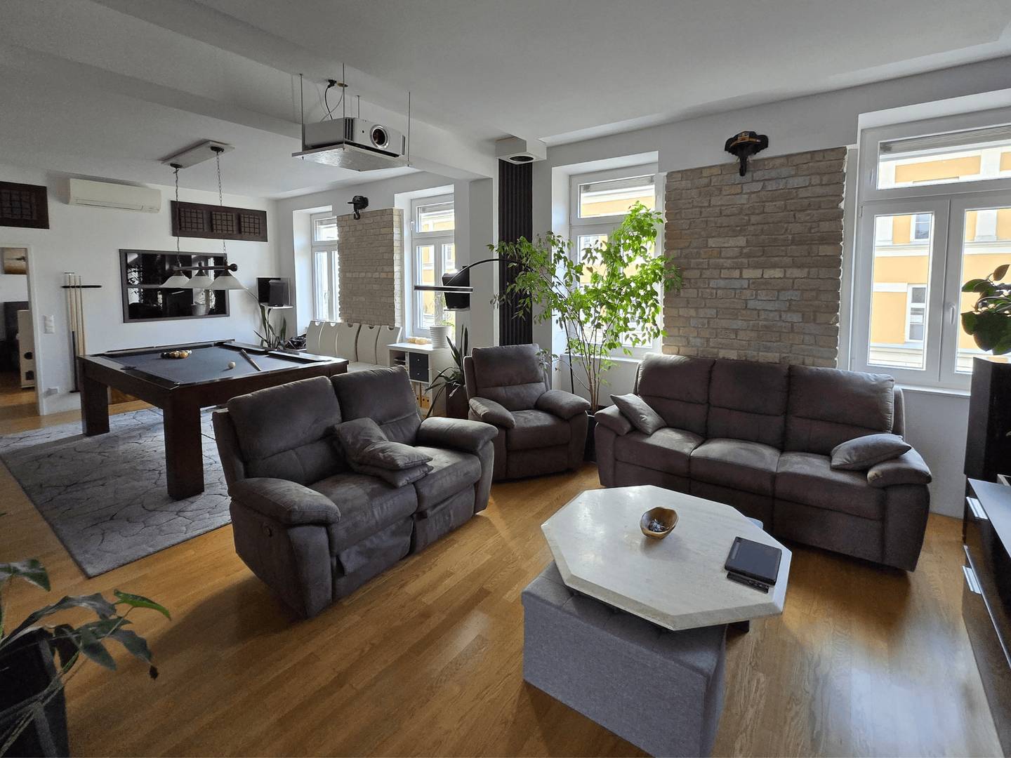 Generalsanierte Altbauwohnung mit Loggia und Klimaanlage