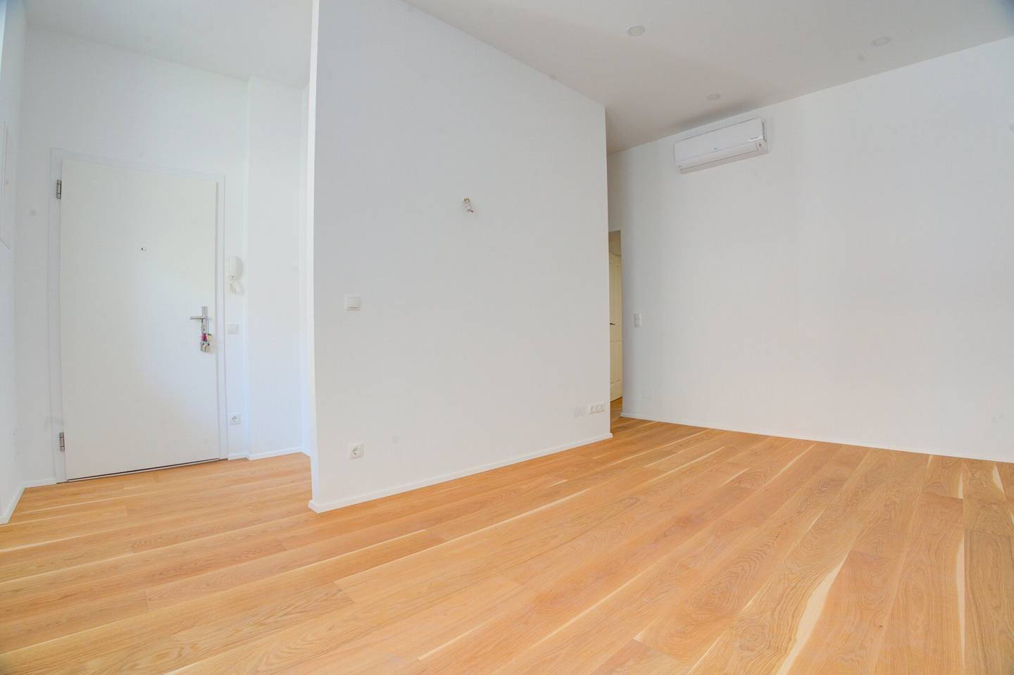 First occupancy - Clever layout and large outdoor area - With air conditioning in every room