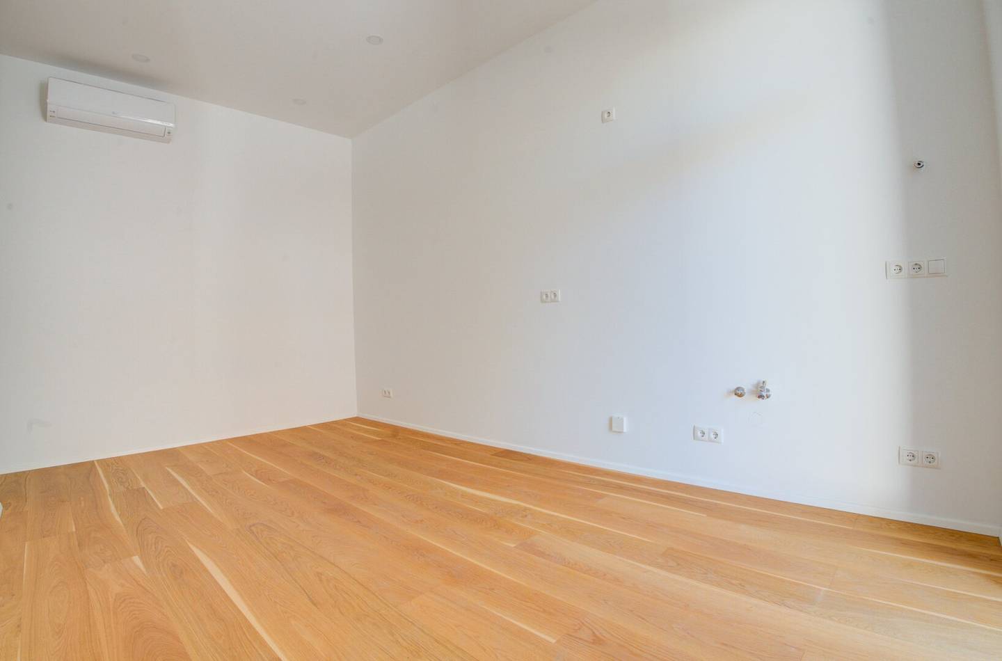 First occupancy - Clever layout and large outdoor area - With air conditioning in every room