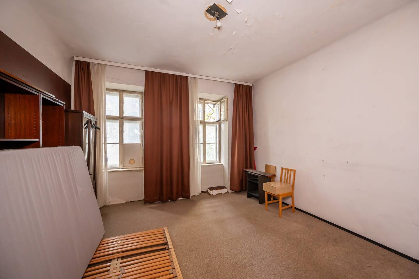 ++NEW++ Renovation required 2-room old building apartment in quiet courtyard location with balcony approval