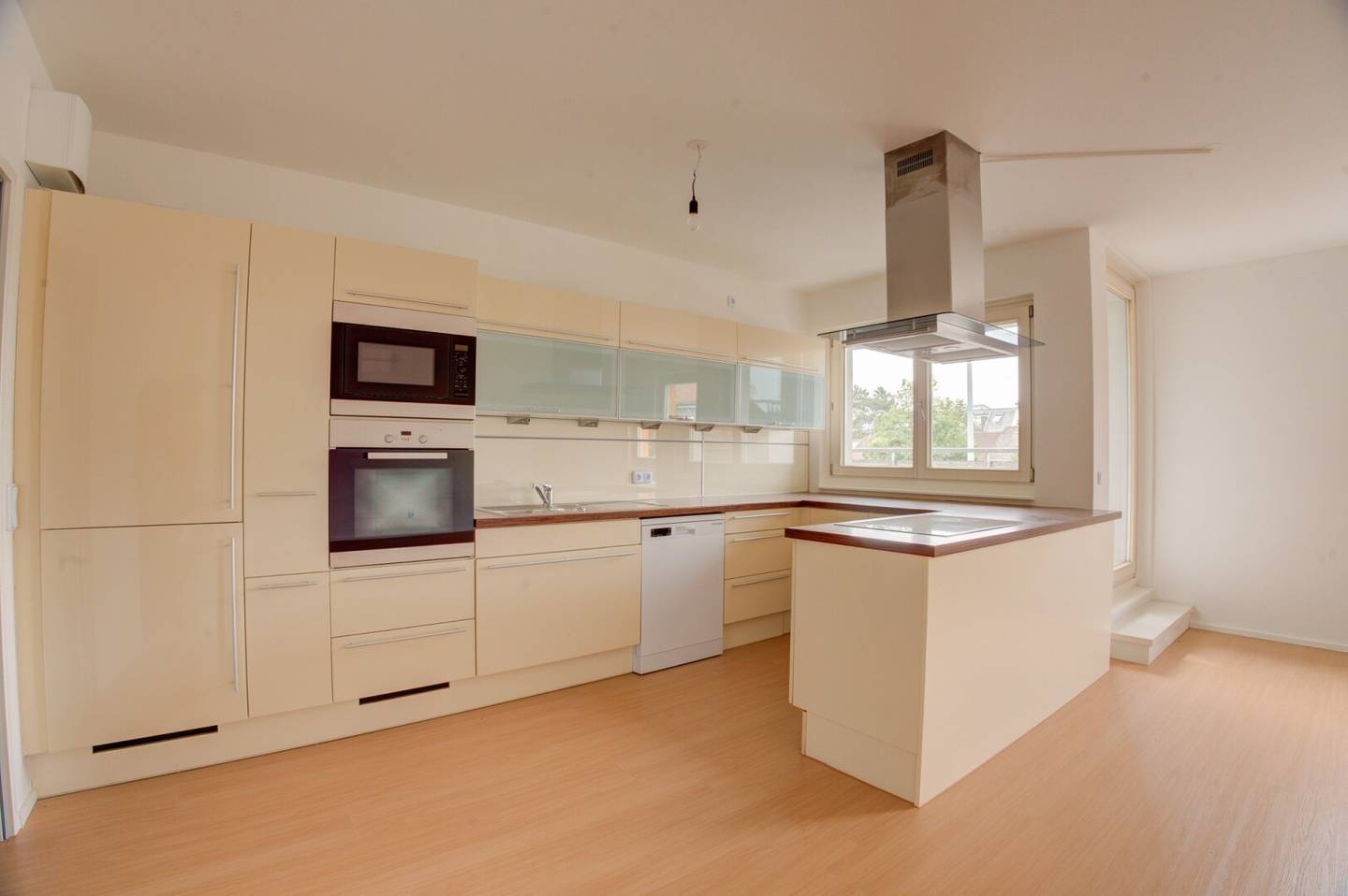 Modern 3 room new build apartment in Eßling with loggia