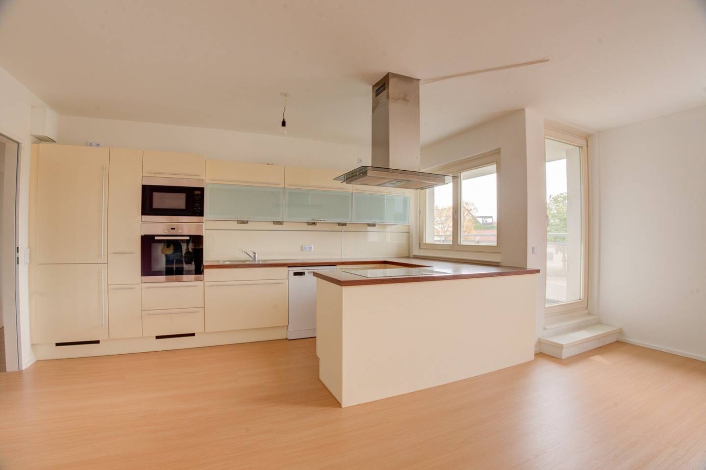 Modern 3 room new build apartment in Eßling with loggia