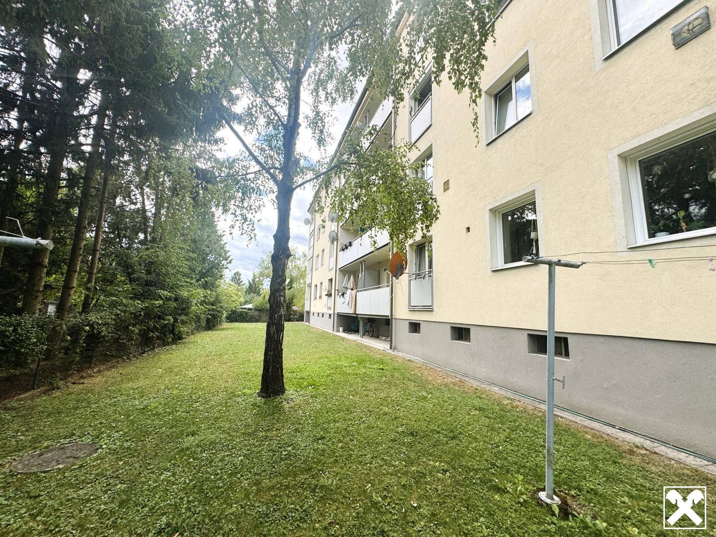 Bright Erdgeschosswohnung with loggia set in a quiet location