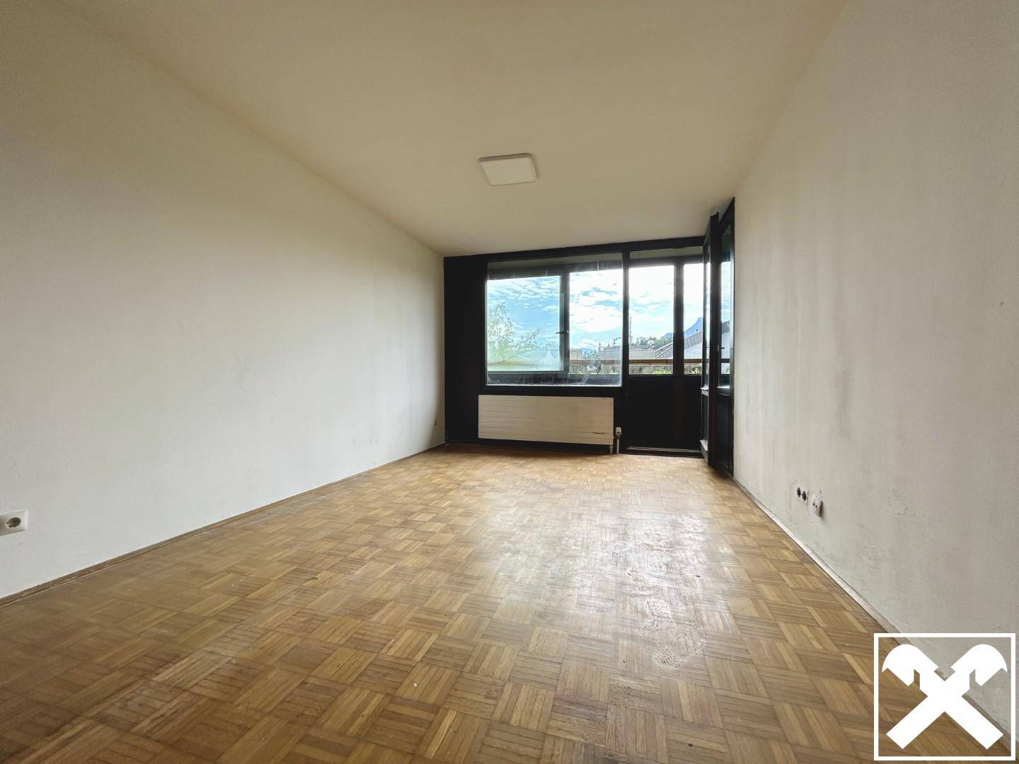 Bright central apartment with glazed balcony