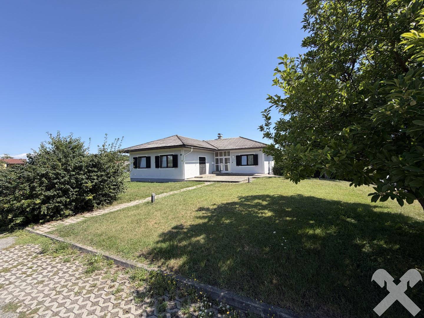 Helle Erdgeschosswohnung mit großem Garten und Garage