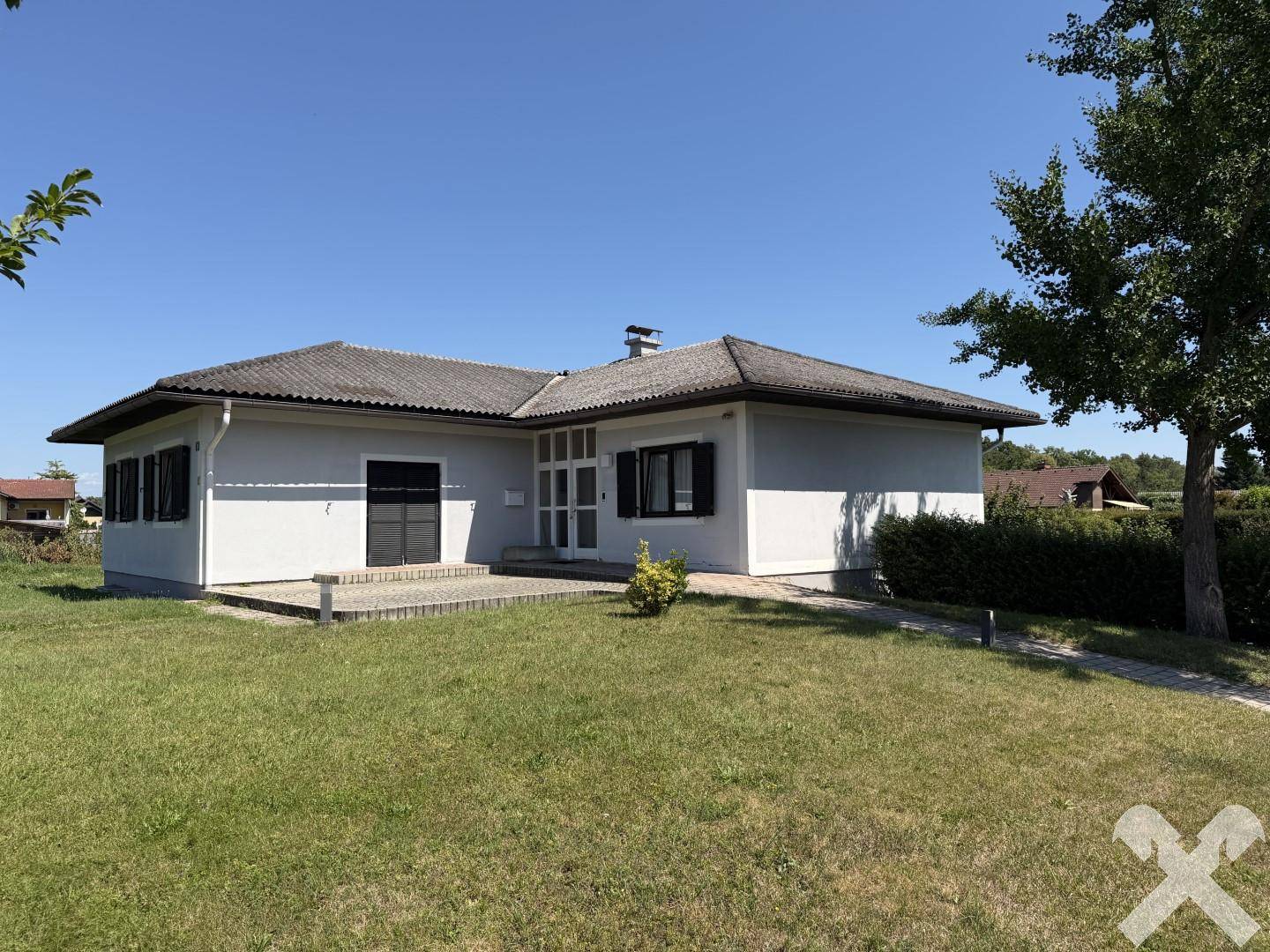Helle Erdgeschosswohnung mit großem Garten und Garage