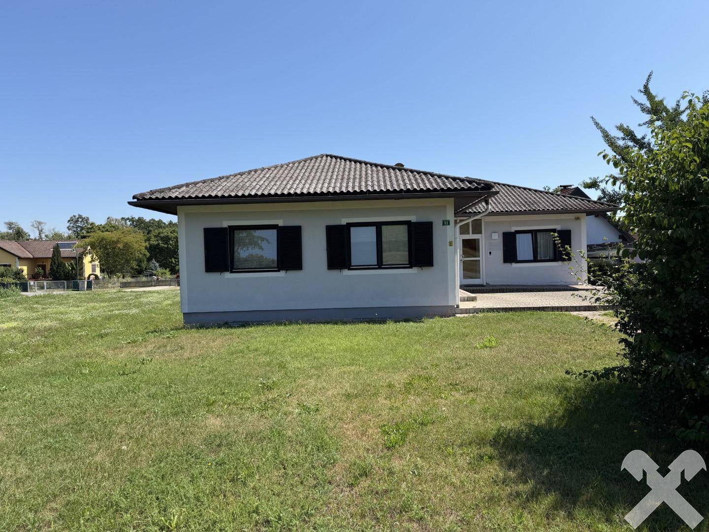 Helle Erdgeschosswohnung mit großem Garten und Garage