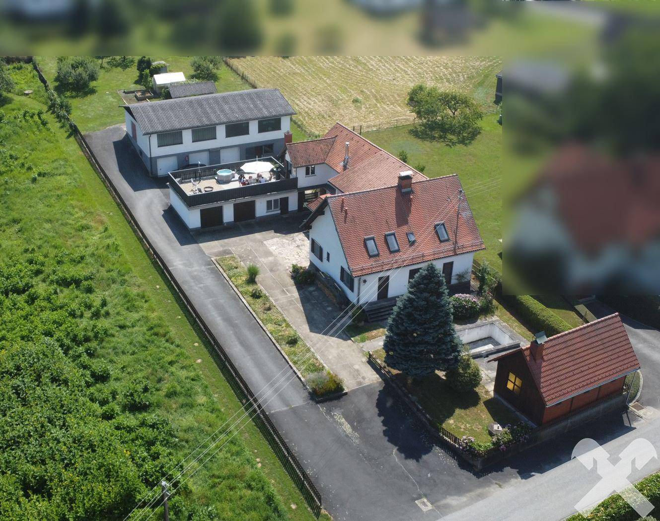 Vielseitige Familienwohnung mit Dachterrasse und Poolhaus