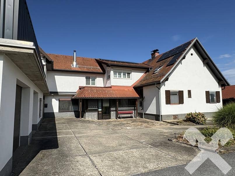 Vielseitige Familienwohnung mit Dachterrasse und Poolhaus