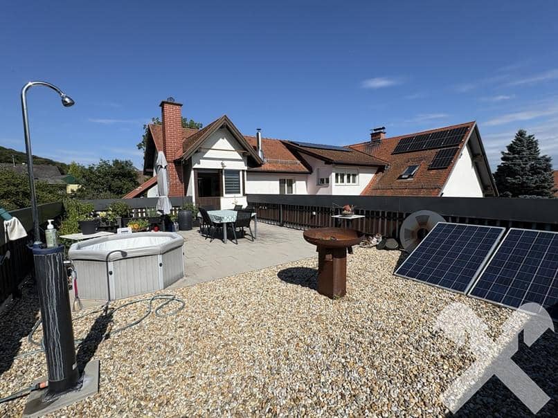 Vielseitige Familienwohnung mit Dachterrasse und Poolhaus