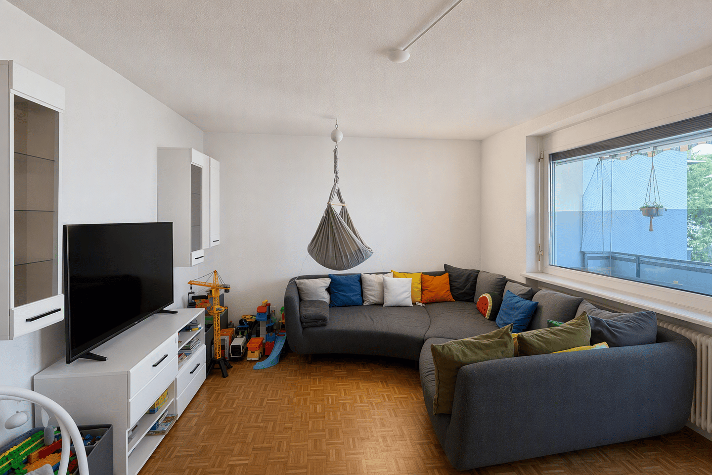 Bright apartment with loggia and private parking