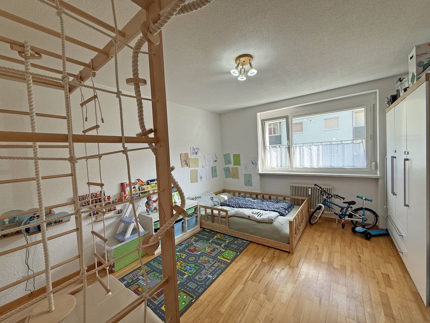 Bright apartment with loggia and private parking