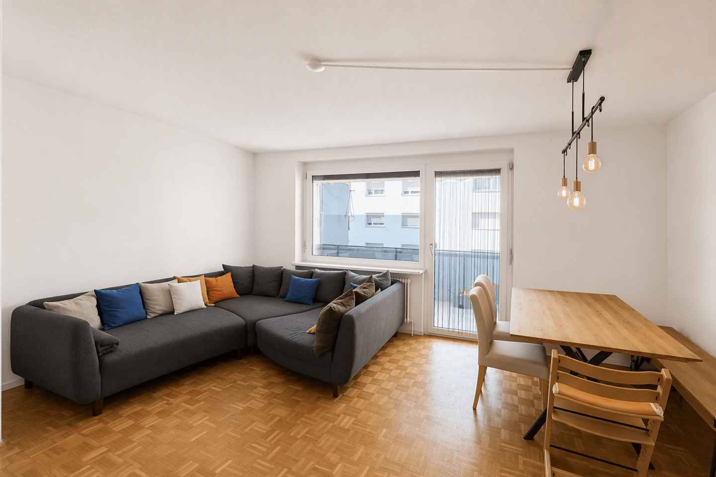 Bright apartment with loggia and private parking