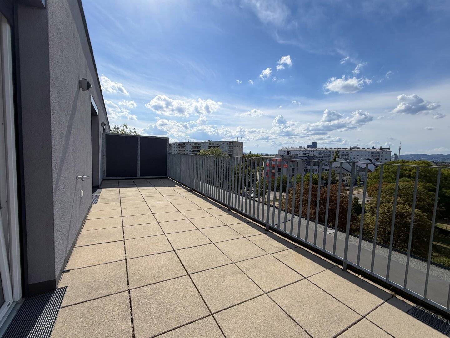 DG-Wohnung ohne Schrägen l Terrasse mit Kahlenbergblick & Bad mit Fenster