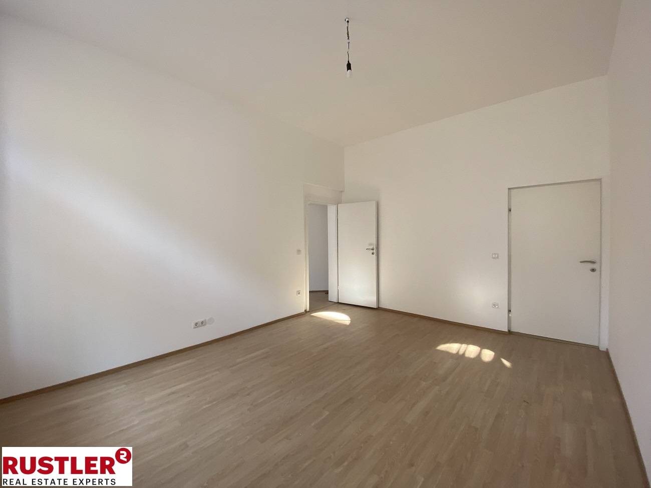 Lichtdurchflutete Altbauwohnung mit Balkon und hohen Decken
