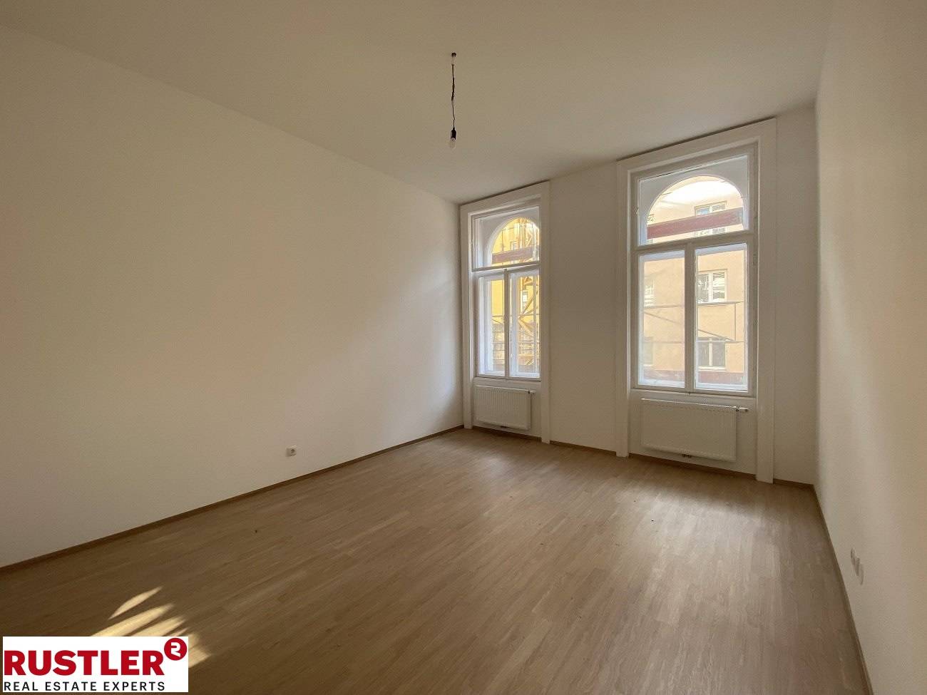 Lichtdurchflutete Altbauwohnung mit Balkon und hohen Decken