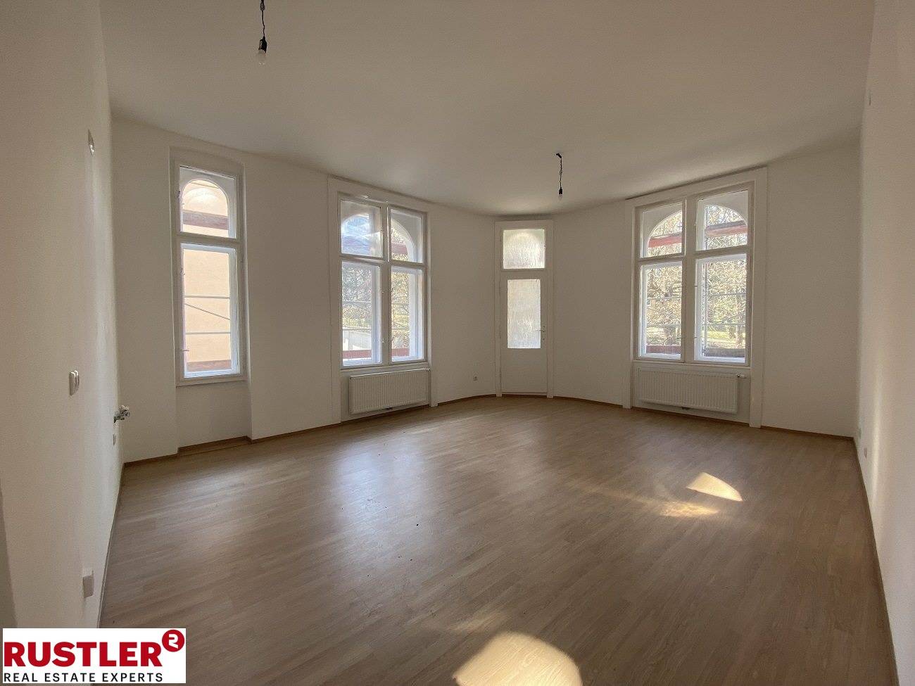 Lichtdurchflutete Altbauwohnung mit Balkon und hohen Decken