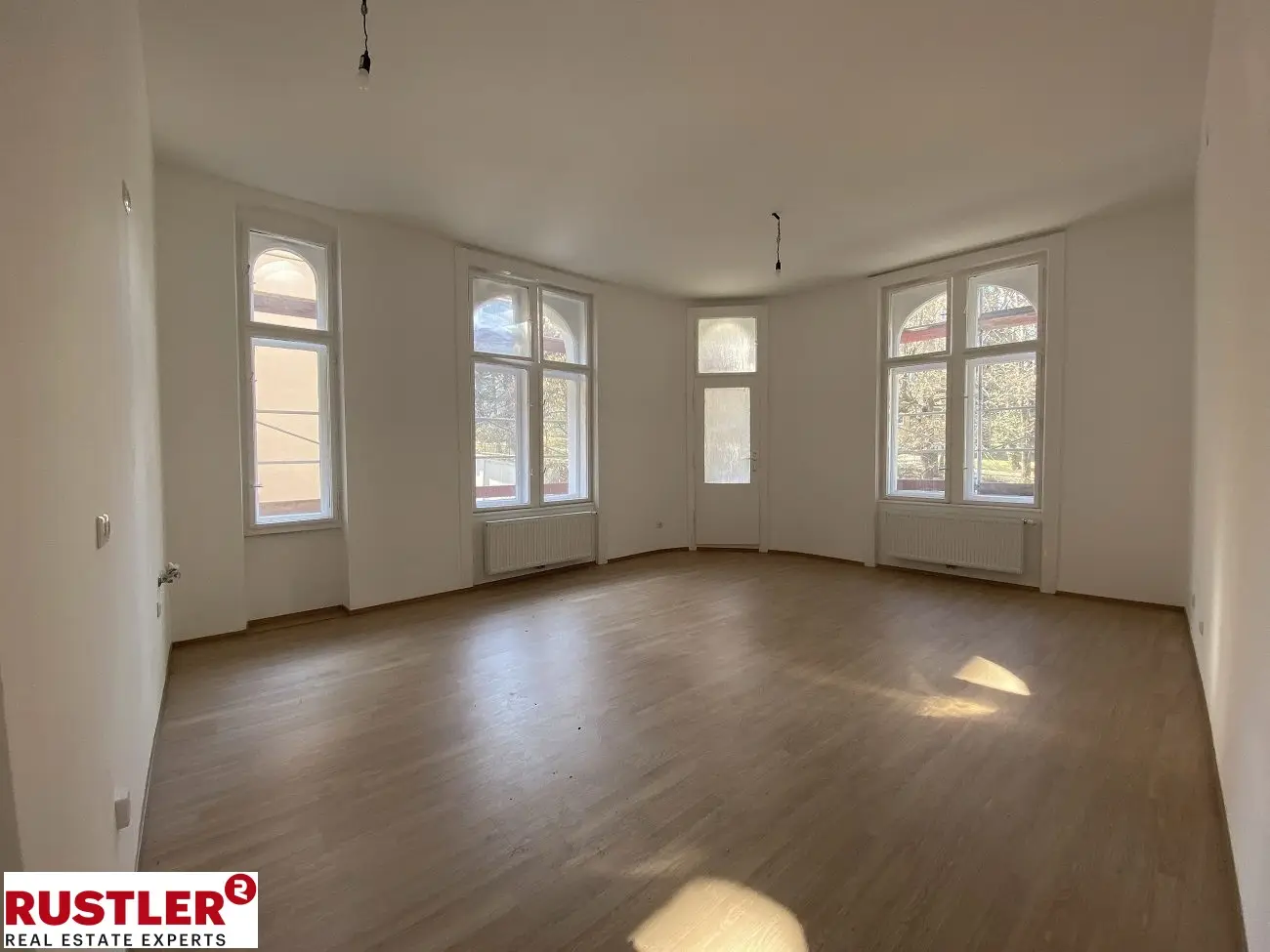 Bright Altbauwohnung with balcony and high ceilings