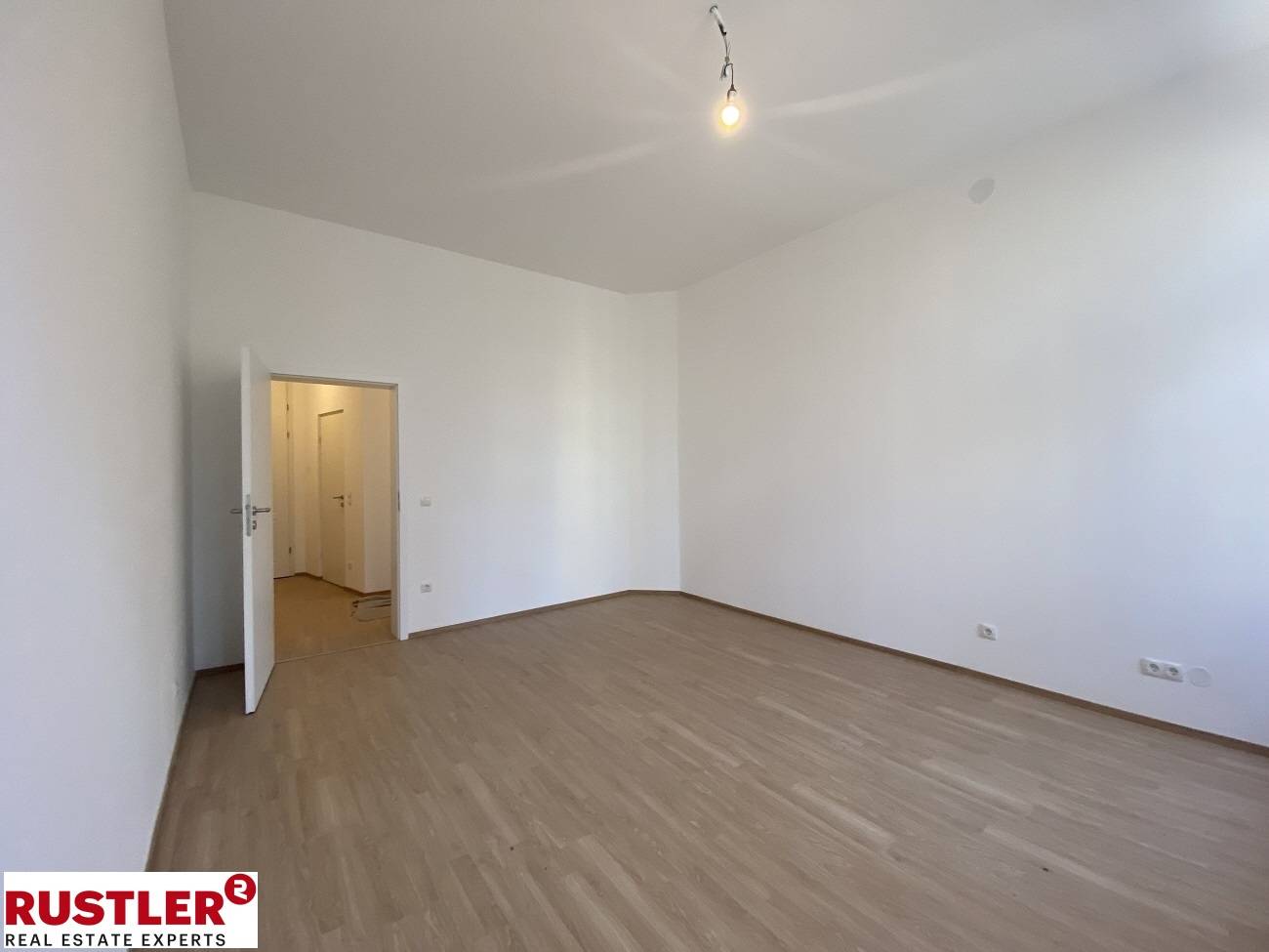 Lichtdurchflutete Altbauwohnung mit Balkon und hohen Decken