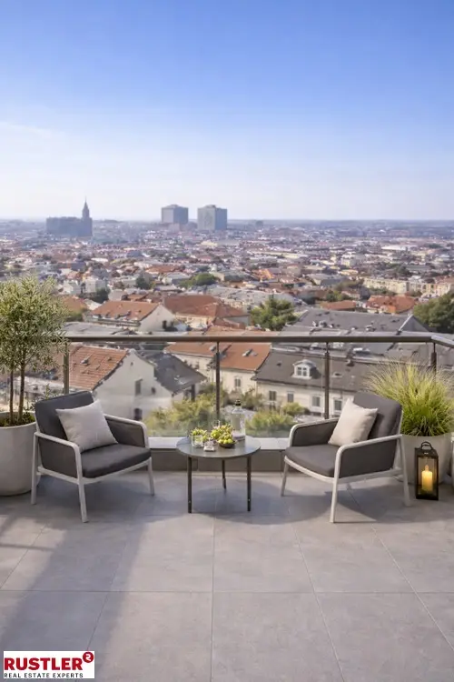 Lichtdurchflutete Dachgeschosswohnung mit Terrasse und Weitblick
