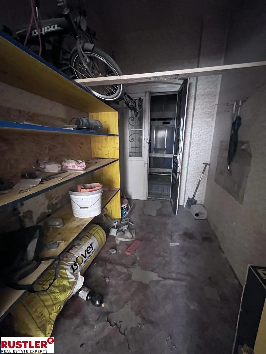 South facing old building apartment with high ceilings