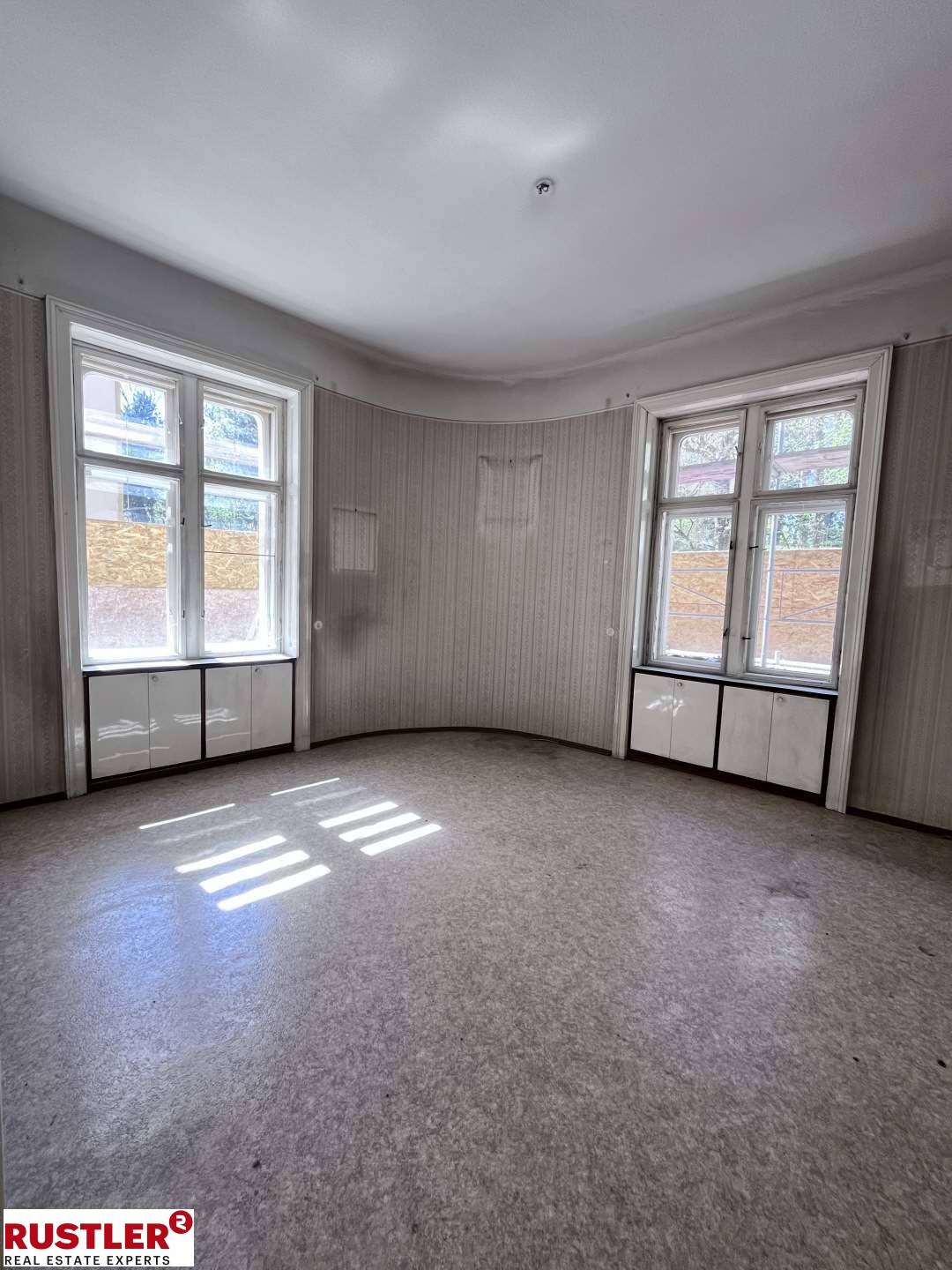 Bright altbauwohnung in renovated building with lift and air conditioning