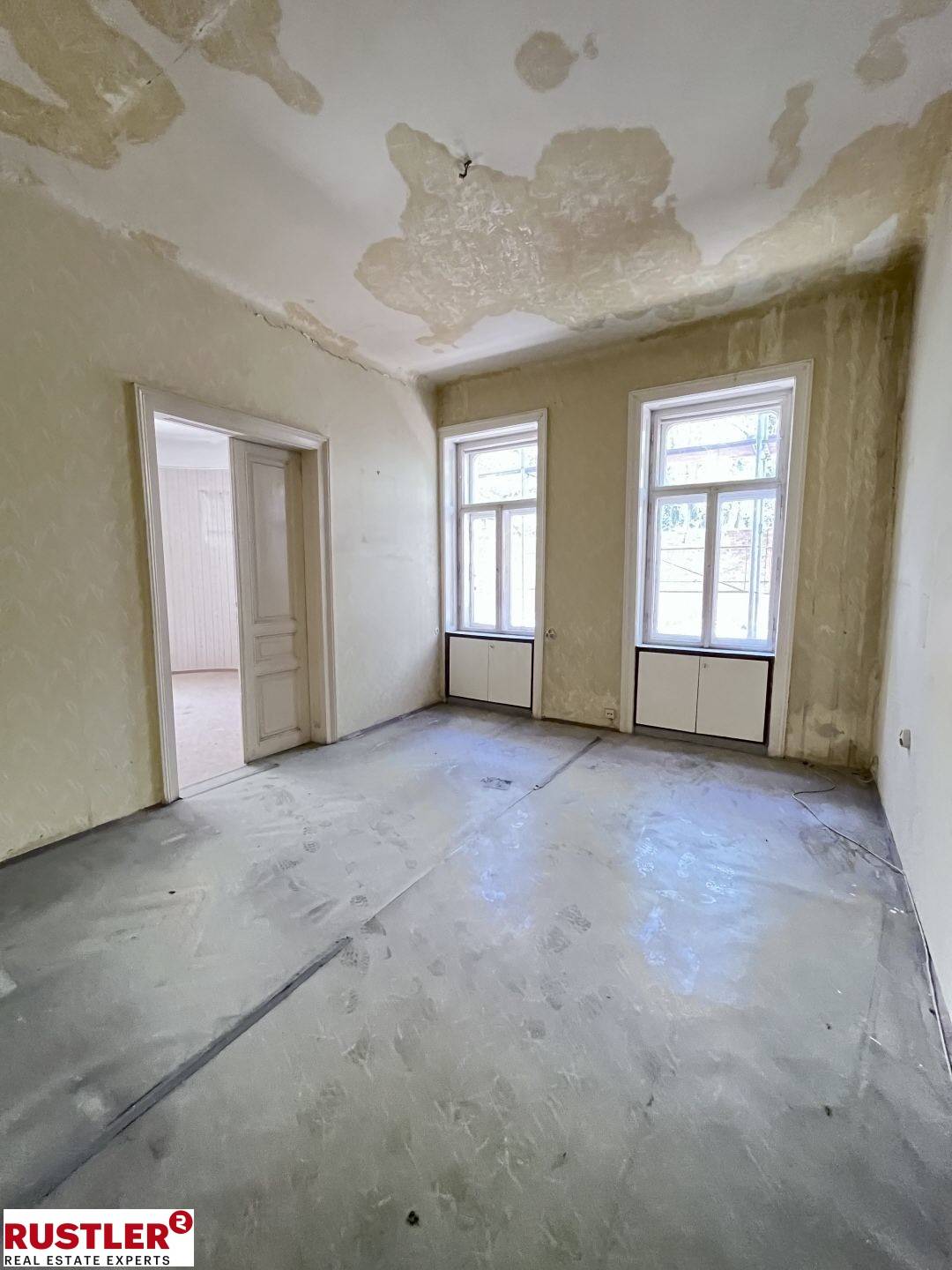 Bright altbauwohnung in renovated building with lift and air conditioning